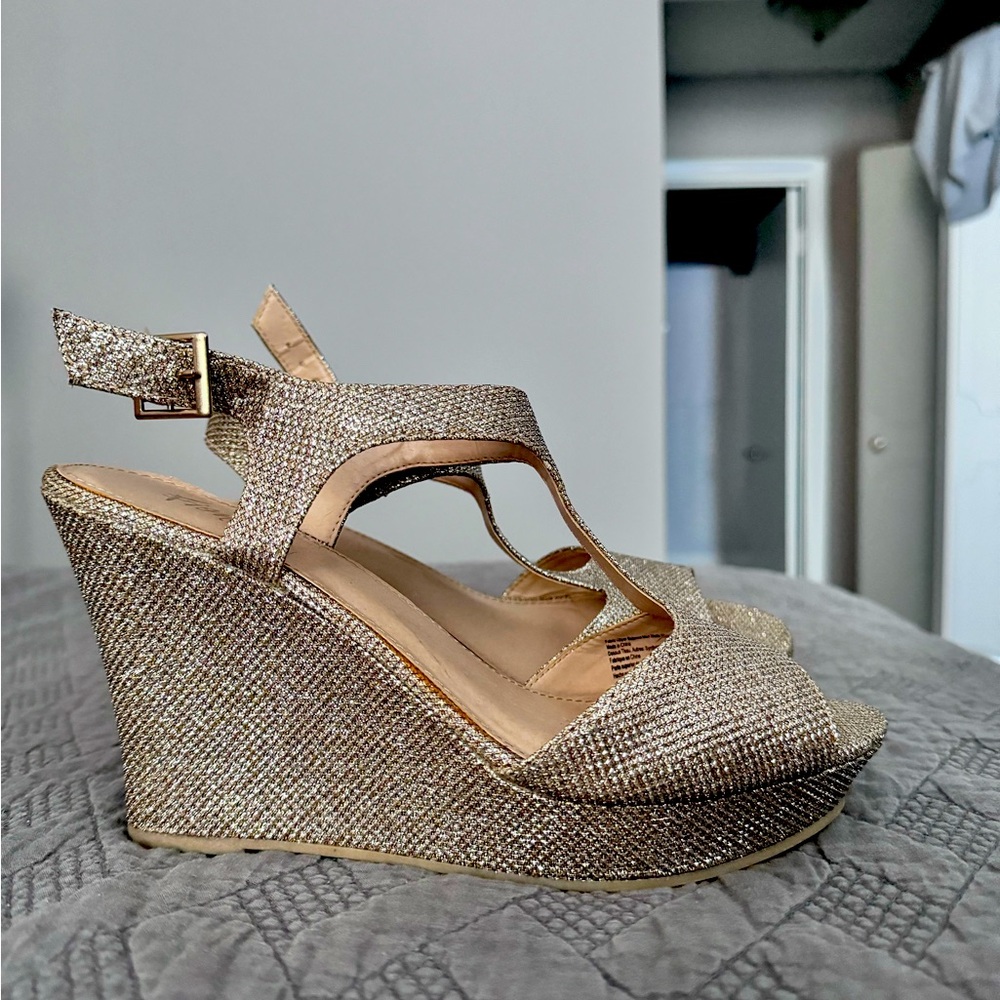 Fioni Peep Toe Wedges. Gold. Size 10.